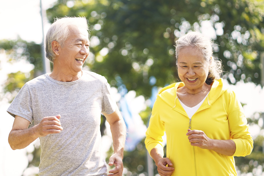 australian-almonds-healthy-couple